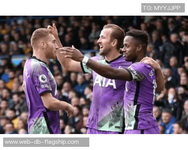 利兹联与狼队激战正酣精彩对决引发球迷热议与期待